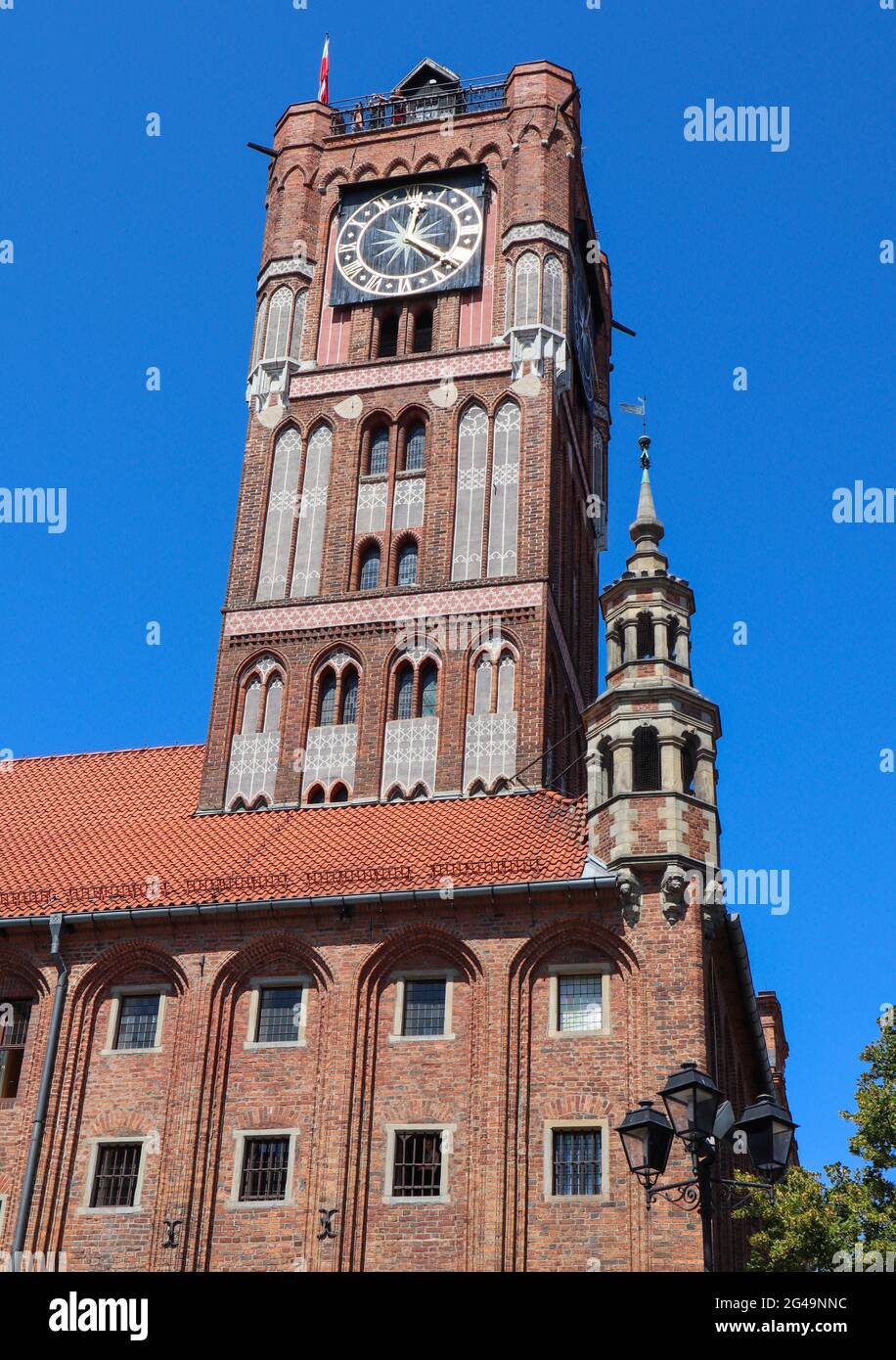 Turm des Alten Rathauses (ratusz Staromiejski) in Torun, Polen. August 2019 Stockfoto
