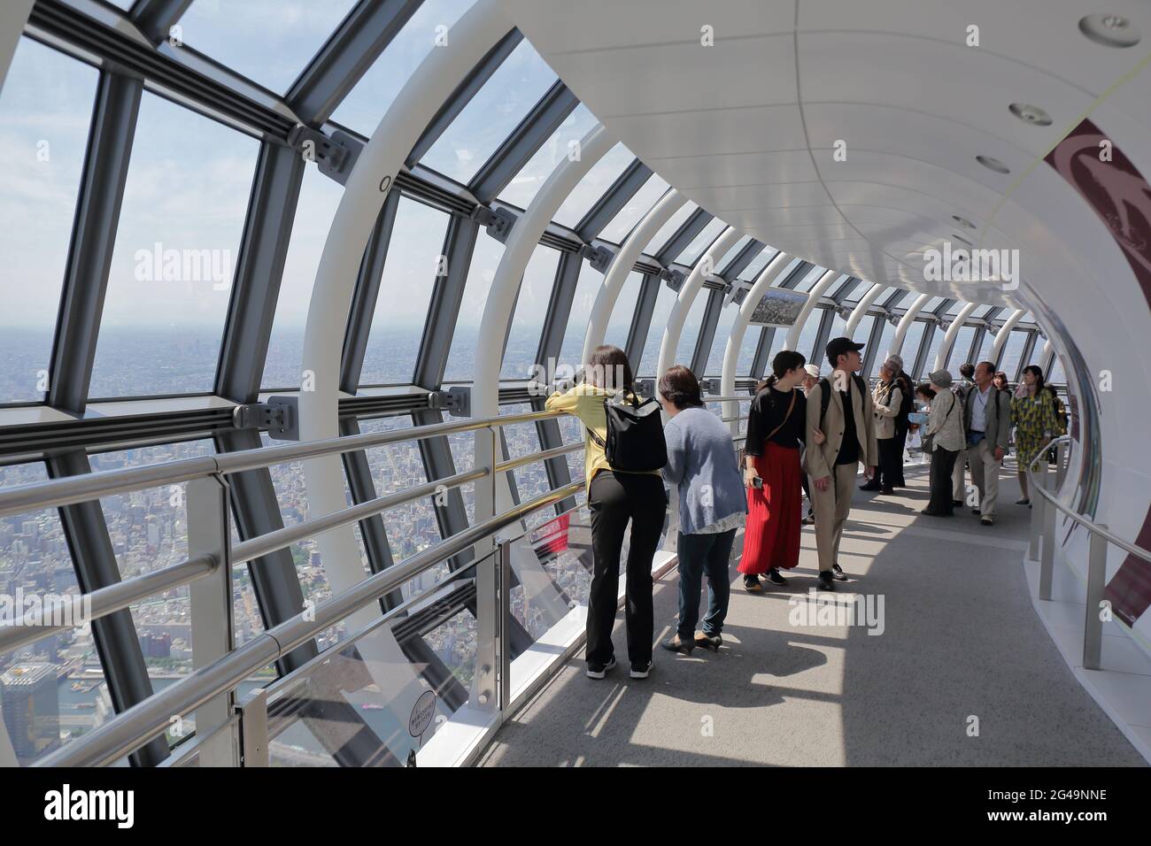 Das Innere der TOKIOTER TEMBO GALLERIE. Touristen können die geneigte gallerie vom 445. Bis 450. Stock zu Fuß erreichen und das großartige Stadtbild in Tokio genießen Stockfoto