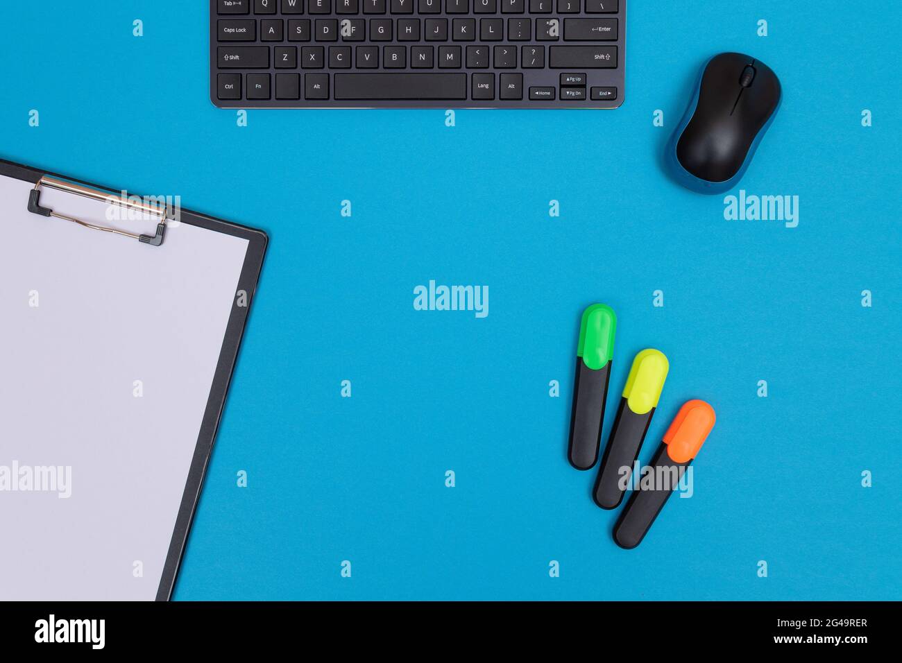 Büro-Arbeitsplatz mit digitalen Gadgets liegen auf Blue Table - Flat Lay Stockfoto