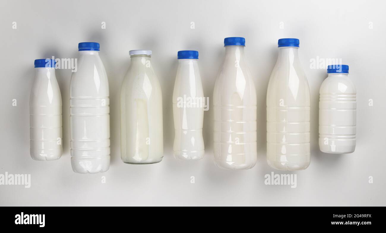 Milchprodukte Verpackung auf weißem Hintergrund, Draufsicht Stockfoto