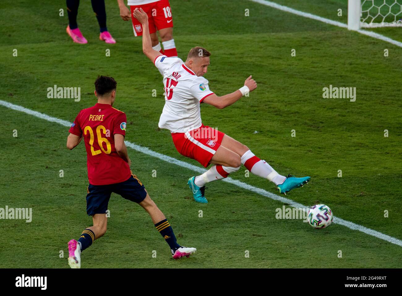 Sevilla, Spanien. Juni 2021. Der polnische Kamil Glik (R) tritt beim Spiel der Gruppe E zwischen Spanien und Polen bei der UEFA Euro 2020 in Sevilla, Spanien, am 19. Juni 2021 an. Quelle: Meng Dingbo/Xinhua/Alamy Live News Stockfoto