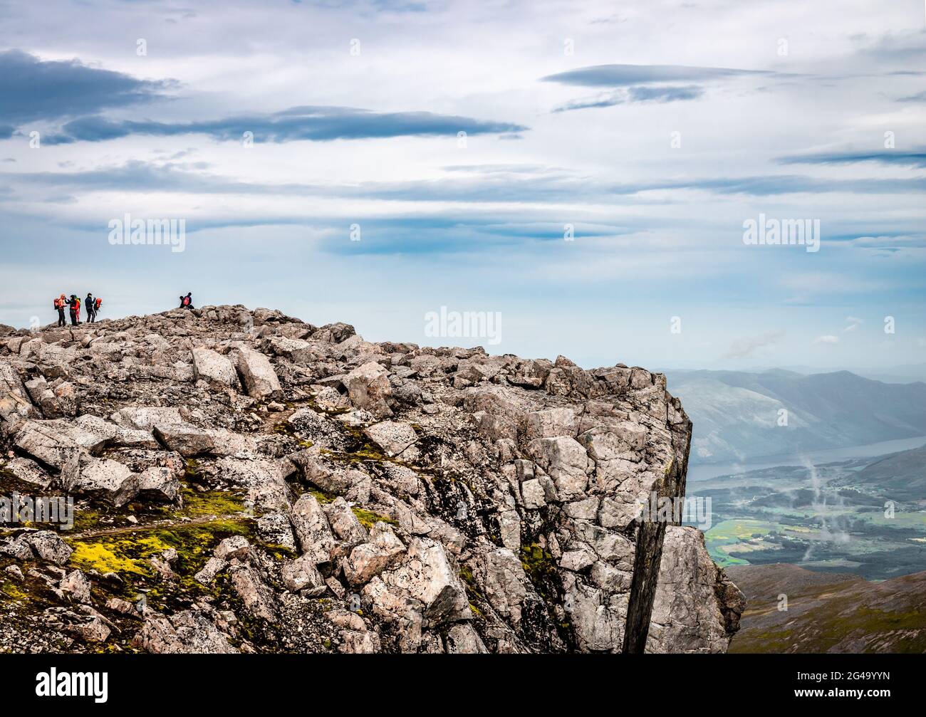 Nicht identifizierte Menschen auf dem Ben Nevis genießen die atemberaubende Aussicht. Stockfoto