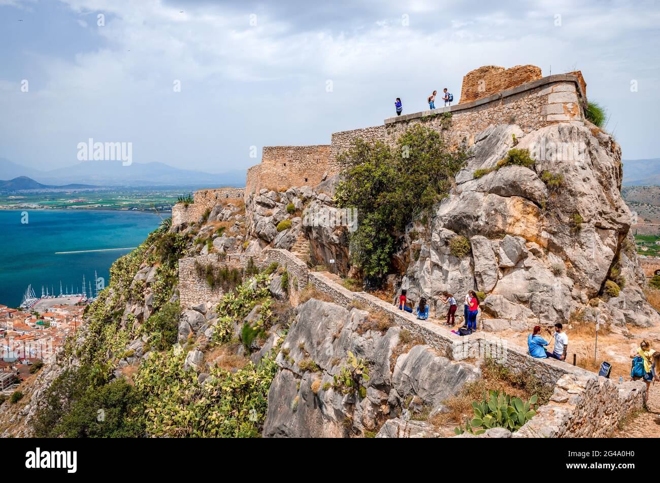 Nafpio, Griechenland - April 30 2018: Die Menschen genießen die atemberaubende Aussicht von Palamidi. Stockfoto