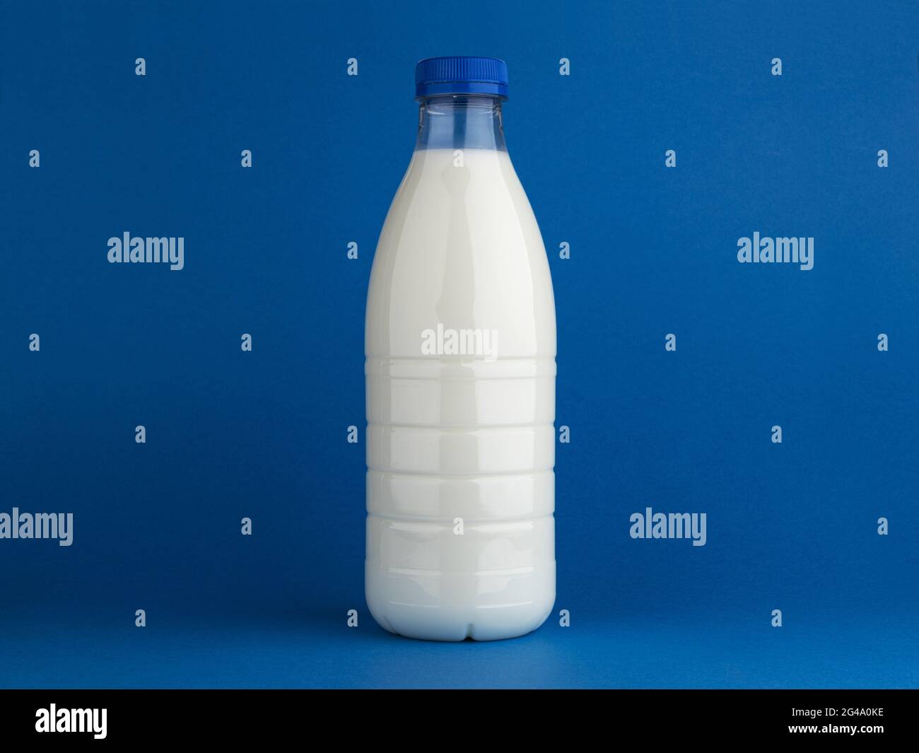 Milchflasche verspottet isoliert auf blauem Hintergrund Stockfoto