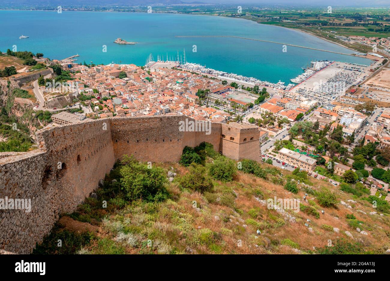 Nafpio, Griechenland: Blick auf die Stadt und den Hafen von Palamidi. Stockfoto