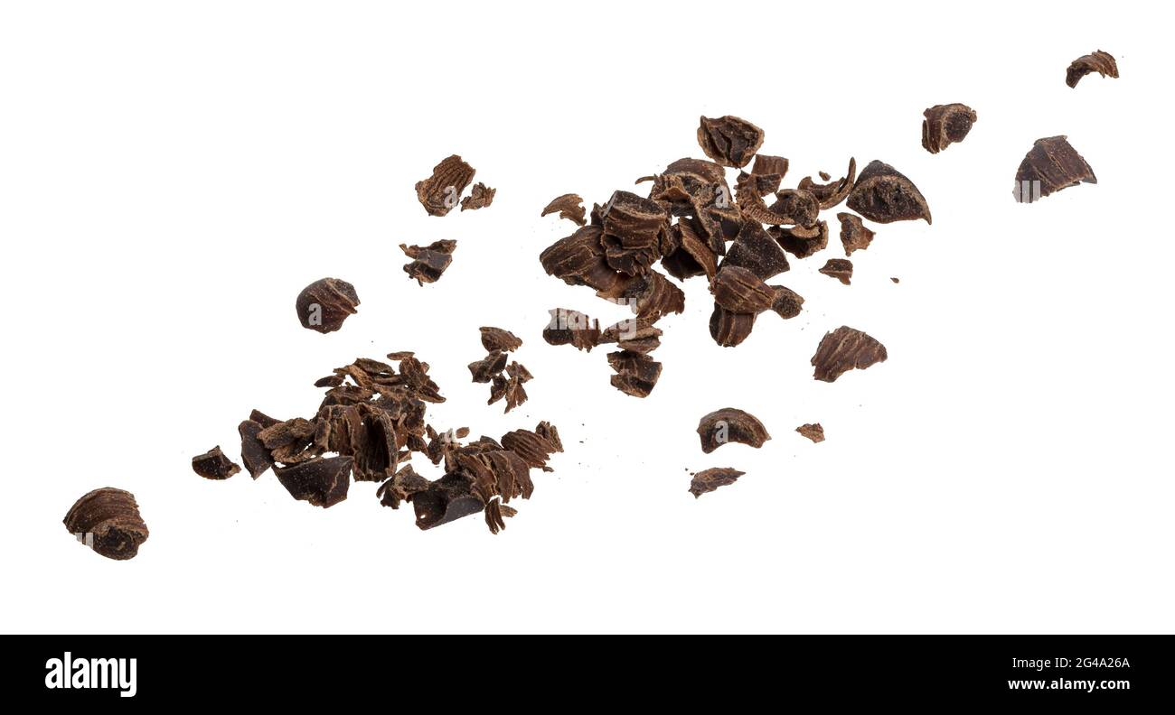 Geriebener Schokolade Stücke auf weißem Hintergrund, Nahaufnahme Stockfoto
