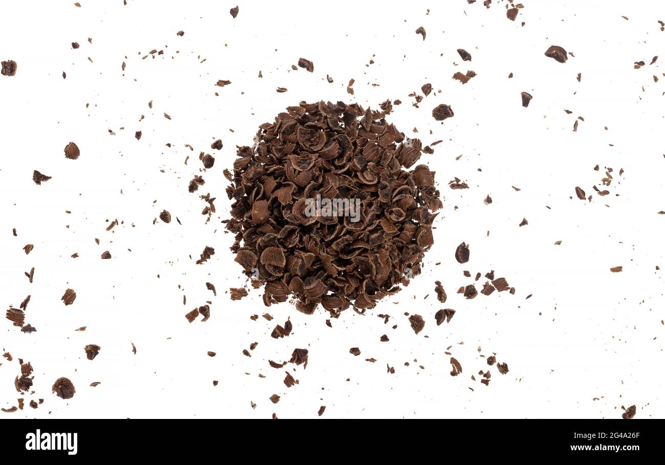 Geriebener Schokolade Stücke auf weißem Hintergrund, Nahaufnahme Stockfoto