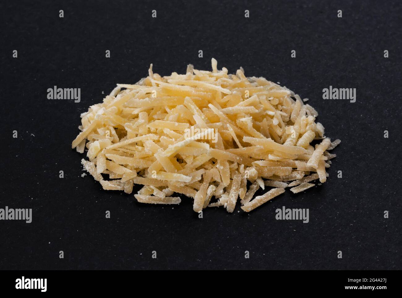Geriebenen Parmesan auf schwarzem Hintergrund Stockfoto