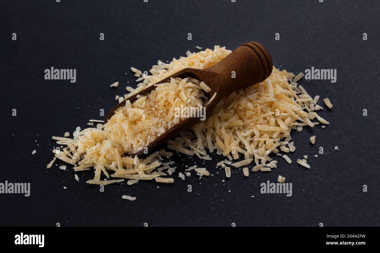 Geriebenen Parmesan auf schwarzem Hintergrund Stockfoto