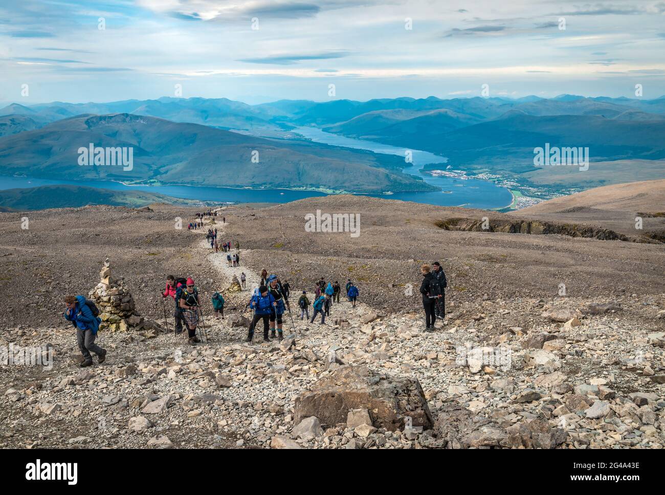 Menschen Wanderung auf dem Ben Nevis. Fort William (und einige andere schottische Dörfer), Loch Linnhe und Loch Eil sind im Hintergrund. Stockfoto