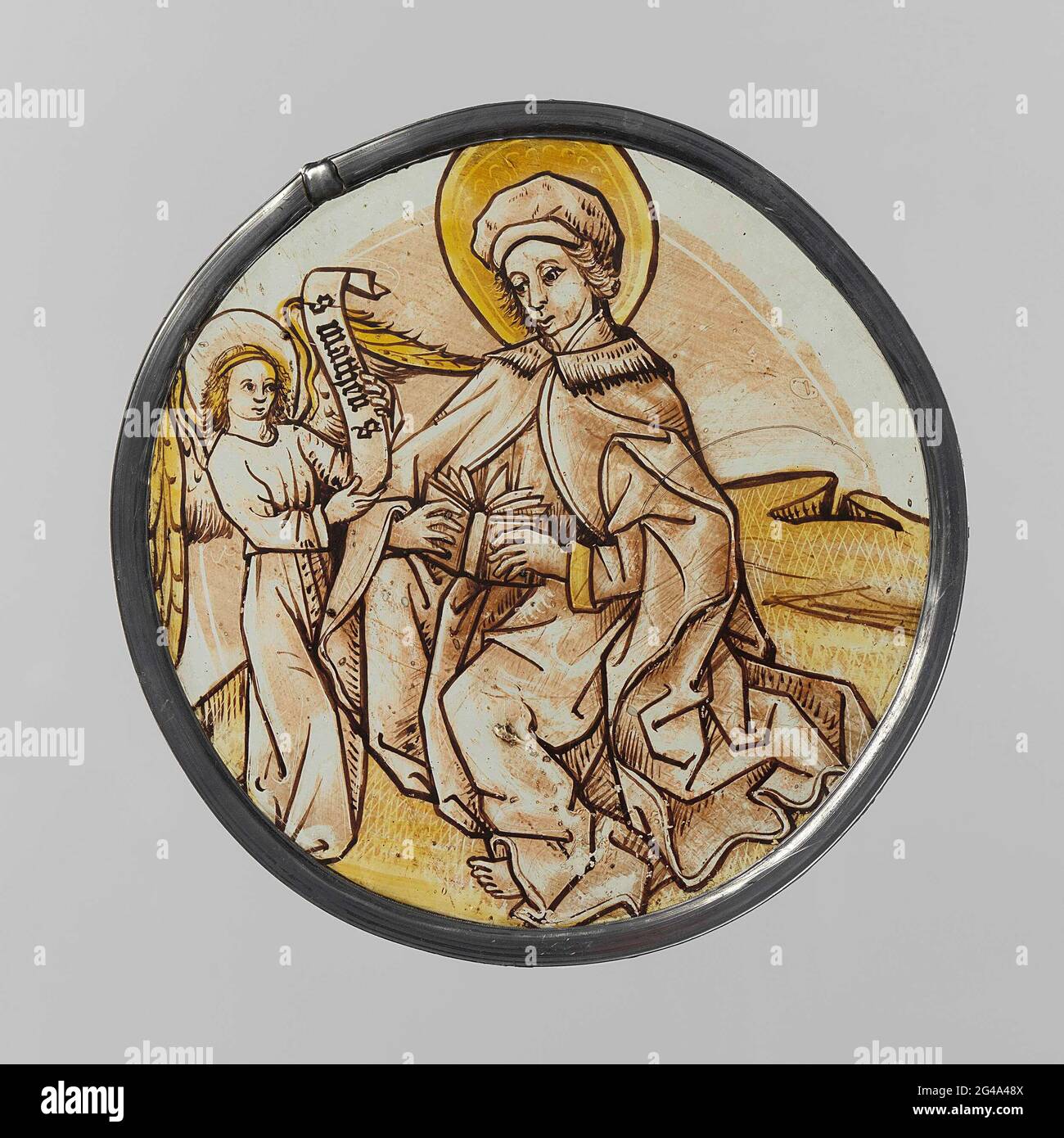 Rhombus mit dem Evangelisten Mattheus. Rolle, rund, Glasmalerei in rot-braun und gelb, dekoriert mit der Präsentation des Evangelisten Mattheus, sitzend in einer Landschaft und Lesung in einem Buch. Neben ihm der Engel mit Banderol, auf dem in gotischen Buchstaben S. Mattheus. Stockfoto