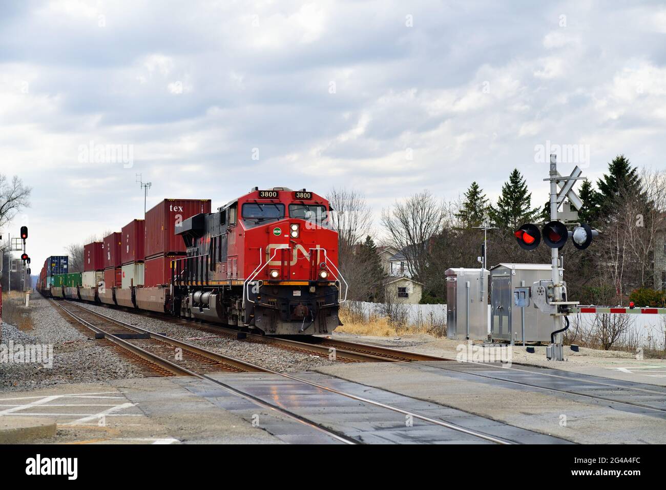 Hoffman Estates, Illinois, USA. Eine einzige Lokomotive der Canadian National Railway führt einen intermodalen Güterzug in ein Abstellgleis. Stockfoto