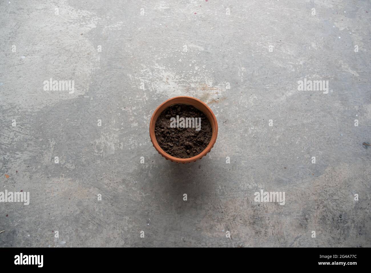 Ein Erdtopf mit Erde mit selektivem Fokus. Draufsicht, Kopierbereich. Stockfoto
