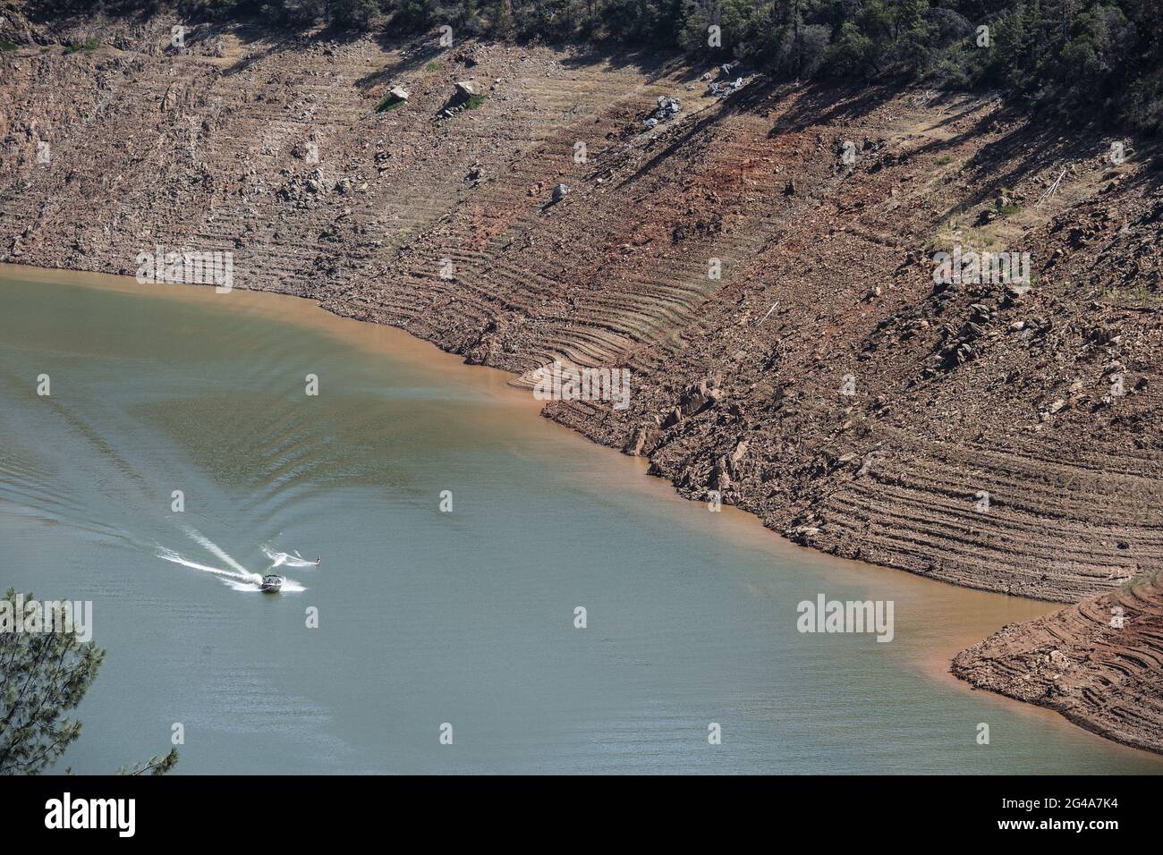 Oroville, Usa. Juni 2021. Am Samstag, den 19. Juni 2021, wird ein Wasserskifahrer am See Oroville, dem zweitgrößten Stausee Kaliforniens, in Oroville, Kalifornien, entlang gezogen. Der Wasserstand ist auf einem historischen Tiefstand und wird voraussichtlich in diesem Sommer so tief sinken, dass das Wasserkraftwerk zum ersten Mal stillgelegt werden muss, Foto von Terry Schmitt/UPI Credit: UPI/Alamy Live News Stockfoto
