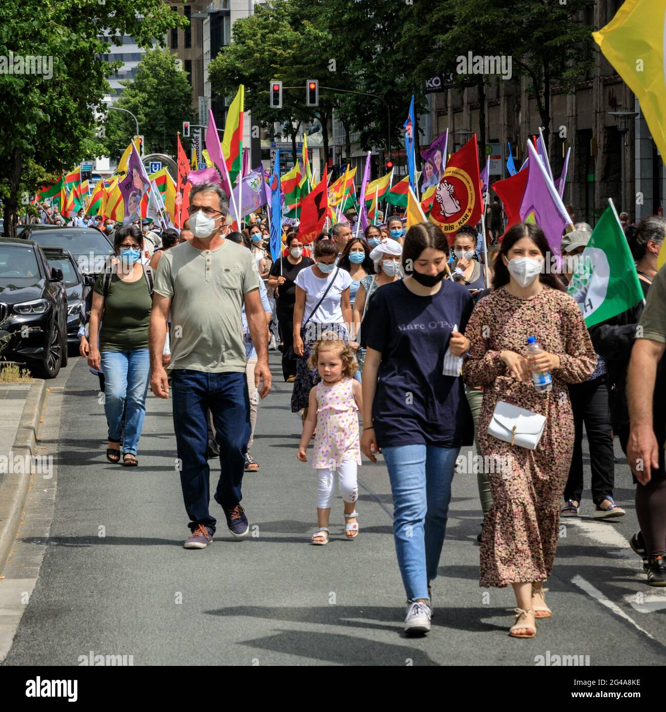 Düsseldorf, Deutschland. Juni 2021. Kurdische Demonstranten versammelten sich im Stadtzentrum, nachdem die HDP-Politikerin Deniz Poyraz (Demokratische Volkspartei, türkisch: Halkların Demokratie Partisi) von einem Angreifer in den Büros der Partei in Izmir, Türkei, ermordet wurde. Kredit: Imageplotter/Alamy Live Nachrichten Stockfoto