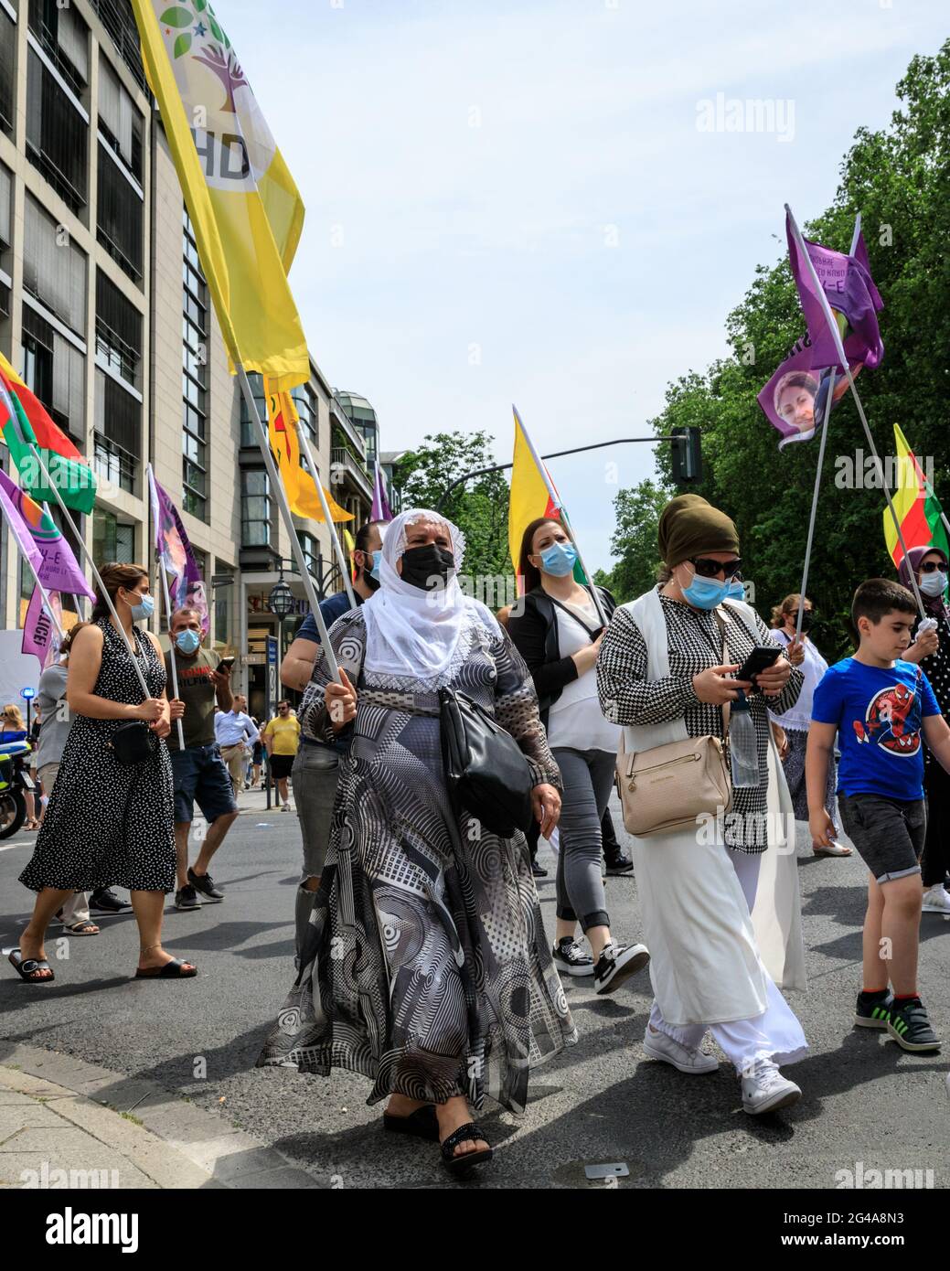 Düsseldorf, Deutschland. Juni 2021. Kurdische Demonstranten versammelten sich im Stadtzentrum, nachdem die HDP-Politikerin Deniz Poyraz (Demokratische Volkspartei, türkisch: Halkların Demokratie Partisi) von einem Angreifer in den Büros der Partei in Izmir, Türkei, ermordet wurde. Kredit: Imageplotter/Alamy Live Nachrichten Stockfoto