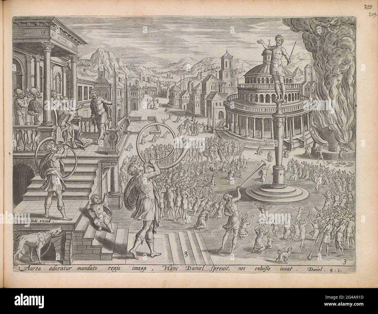König Nebukadnezar und die Anbetung der goldenen Statue; Geschichte von Daniel; Theatrum Biblicum Hoc Est Historiae Sacrae Veteris et Novi Testamenti Tabulis Aeneis Expressae. König Nebukadnezar hat eine goldene Statue aufgestellt und hat alle beauftragt, sich vor dem Bild zu verneigen. Beim Klang der Trompete beugt sich eine Menge nach dem Bild. Ein Mann erzählt dem König, links auf dem Balkon, der sich weigert, Sadrach, Mesach und Abednego zu biegen. Die drei Männer werden in der Mitte des Hintergrundes gefangen genommen. Extrem richtig ein Ofen wird gekocht, um jeden zu verbrennen, der sich nicht verbiegt. Unter der Show eine Referenz in lateinischer Sprache t Stockfoto