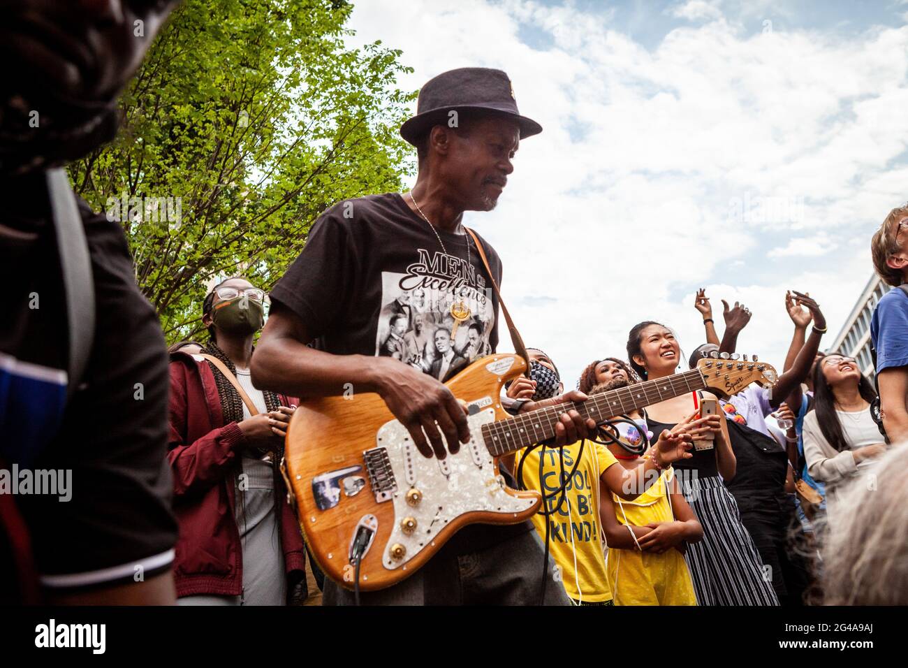 Washington, DC, USA, 19. Juni 2021. Im Bild: Ein Mann spielt leise Gitarre  zusammen mit einer GoGo-Band auf dem Long Live GoGo Truck in Black Lives  Matter Plaza zur Feier des elften