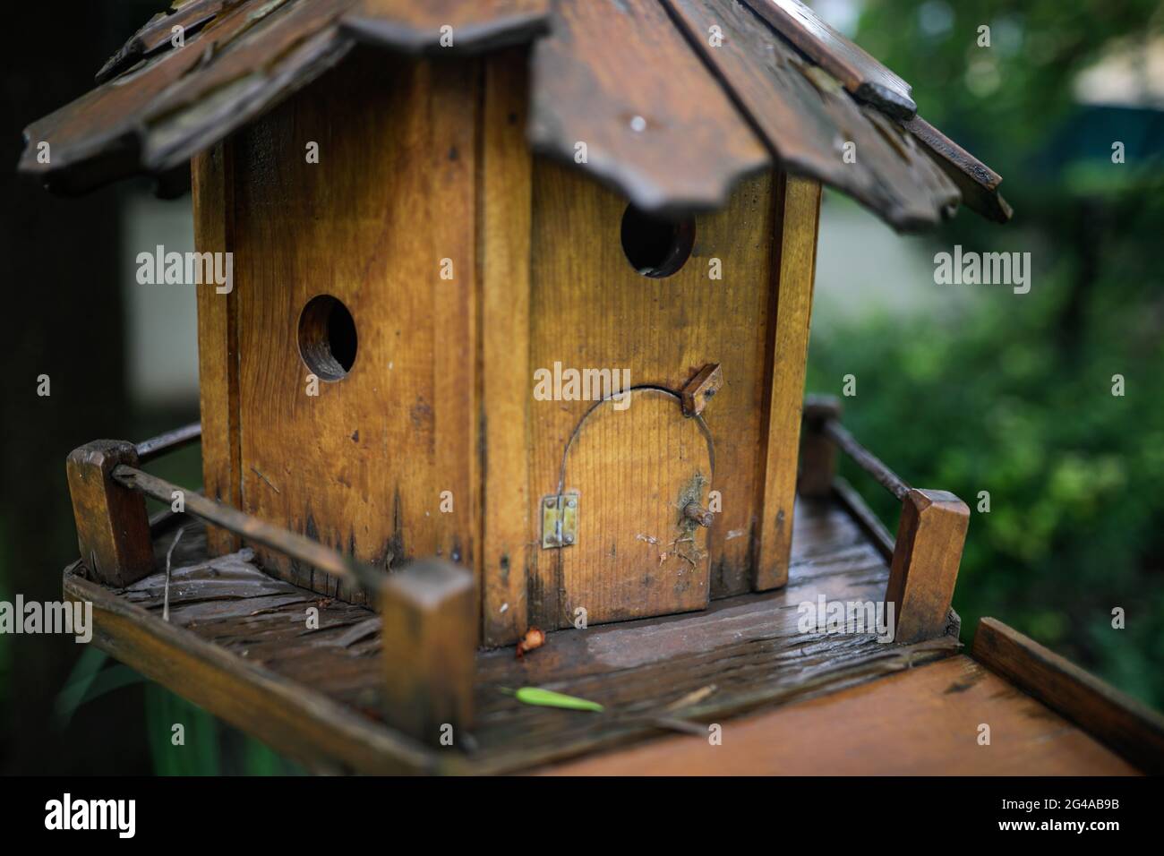 Details zur geringen Schärfentiefe (selektiver Fokus) mit einem hölzernen Vogelhaus. Stockfoto