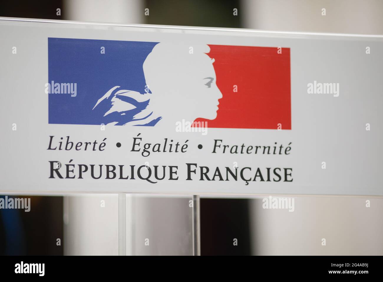 Motto der Französischen Republik auf einem Pappschild 'Freiheit, Gleichheit, Brüderlichkeit' (Liberté, Equalité, Fraternité) Stockfoto