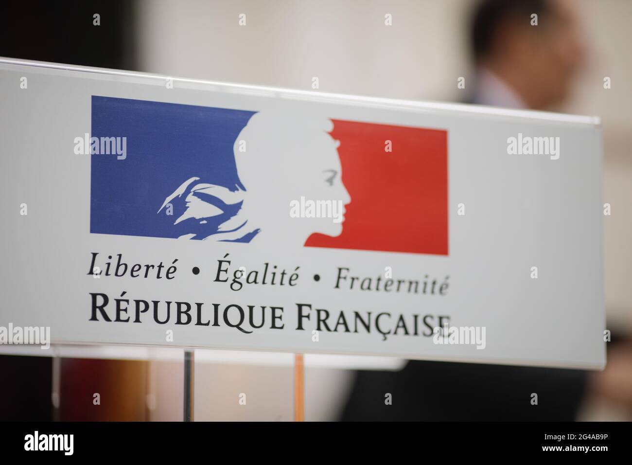 Motto der Französischen Republik auf einem Pappschild 'Freiheit, Gleichheit, Brüderlichkeit' (Liberté, Equalité, Fraternité) Stockfoto