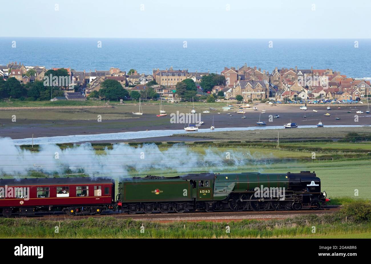 Die Dampflokomotive LNER Peppercorn der Klasse A1 60163 Tornado ist am Samstag auf dem Weg durch Northumberland bei ihrer Rückkehr aus Edinburgh. Bilddatum: Samstag, 19. Juni 2021. Stockfoto