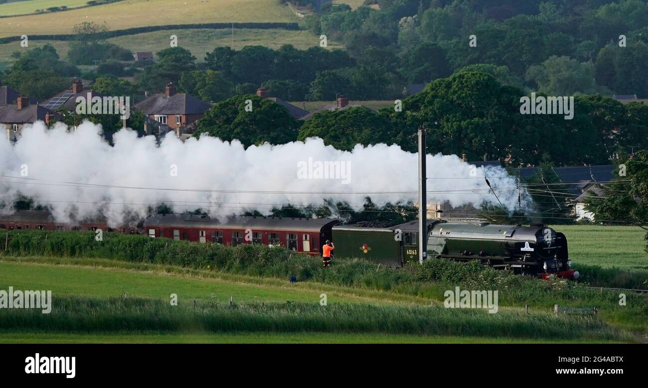 Ein Mann fotografiert die Dampflokomotive LNER Peppercorn der Klasse A1 60163 Tornado auf ihrem Weg durch Northumberland am Samstag bei ihrer Rückkehr aus Edinburgh. Bilddatum: Samstag, 19. Juni 2021. Stockfoto