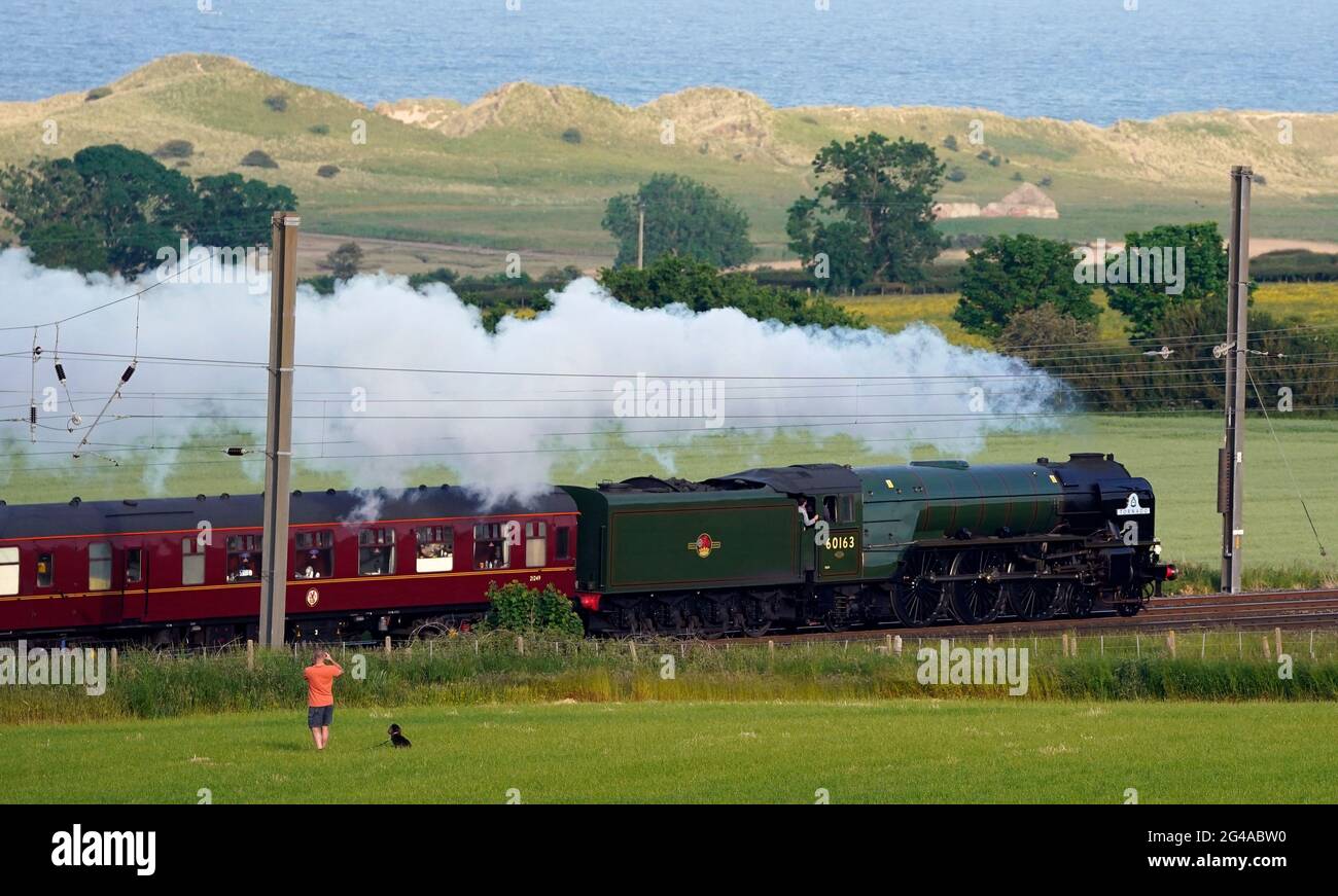 Ein Mann fotografiert die Dampflokomotive LNER Peppercorn der Klasse A1 60163 Tornado auf ihrem Weg durch Northumberland am Samstag bei ihrer Rückkehr aus Edinburgh. Bilddatum: Samstag, 19. Juni 2021. Stockfoto