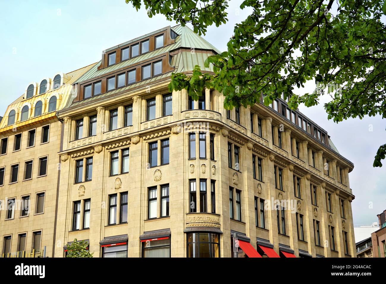 Hohenzollernhaus in der Düsseldorfer Innenstadt, erbaut 1909 - 1911 vom Architekten Hermann vom Endt. Es hat 6 Etagen und steht unter Denkmalschutz. Stockfoto