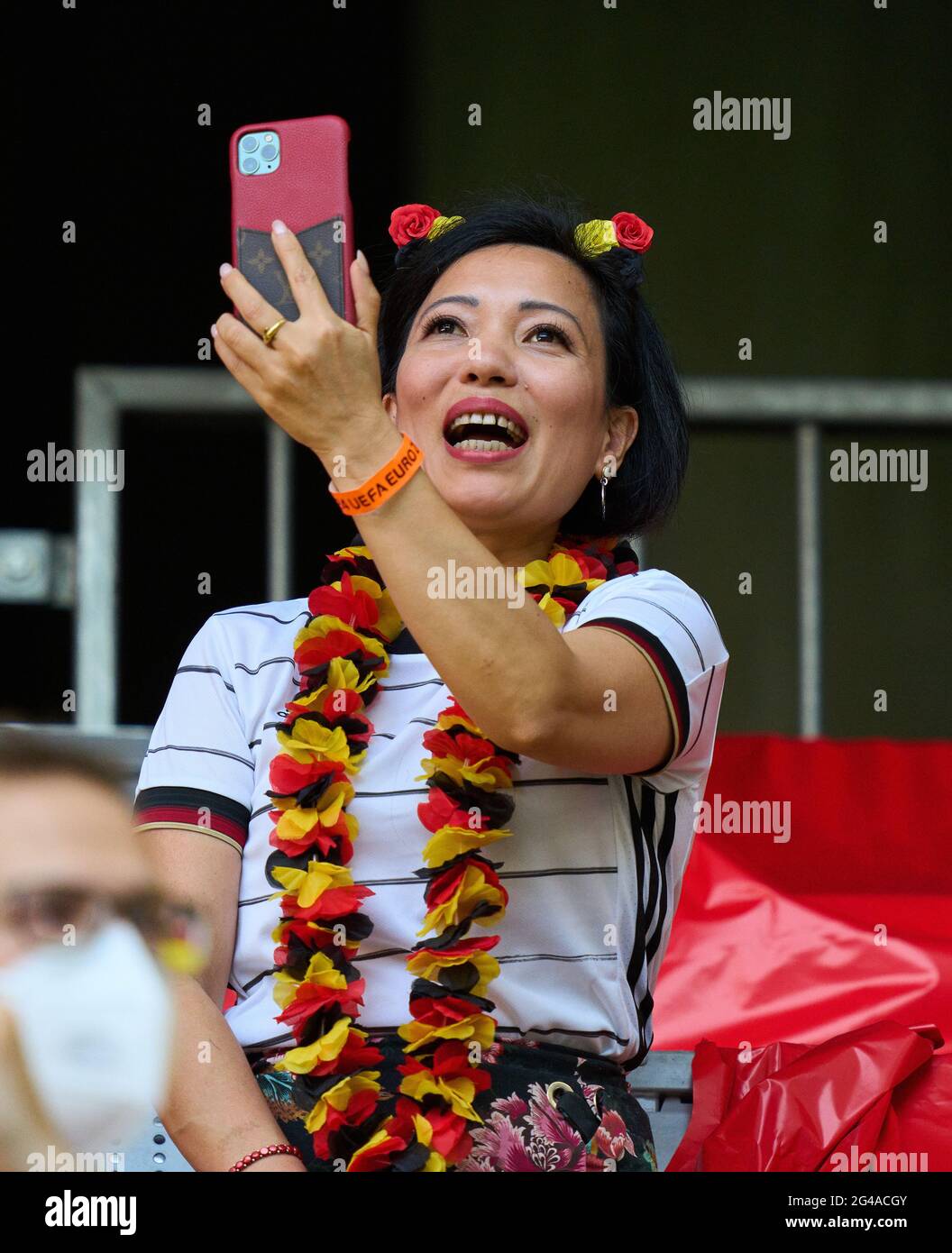 München, Deutschland. Juni 2021. Deutsche und portugiesische Fans in der Allianz Arena Tribüne im Gruppe-F-Spiel PORTUGAL - DEUTSCHLAND 2-4 bei der Fußball-UEFA-Europameisterschaft 2020 in der Saison 2020/2021 am 19. Juni 2021 in München, Deutschland. © Peter Schatz / Alamy Live News Credit: Peter Schatz/Alamy Live News Stockfoto