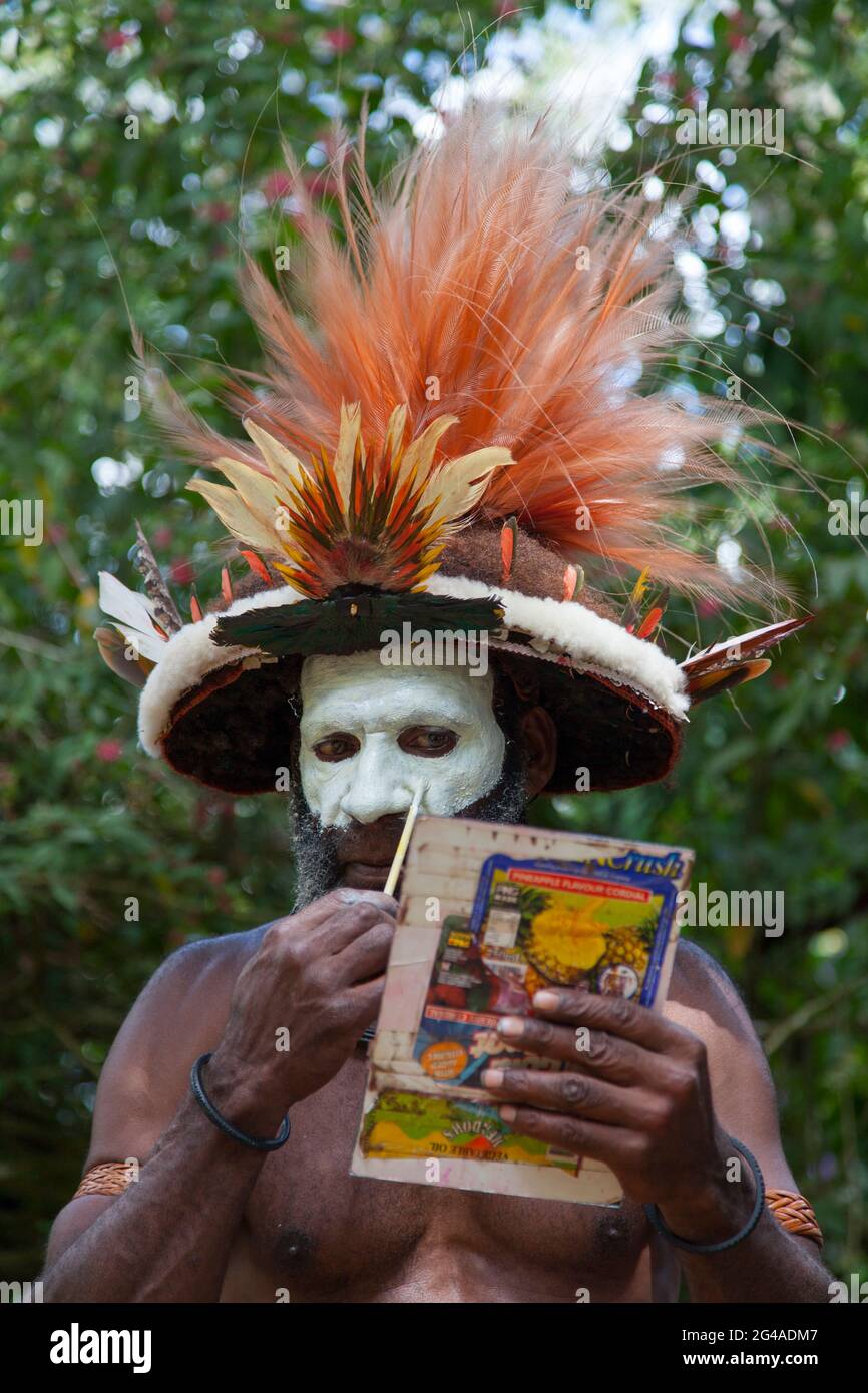 Huli wigman bereitet sich auf das Singen im Dorf Hedemari in der Nähe von Tari in der Provinz Hela in PNG vor. Stockfoto