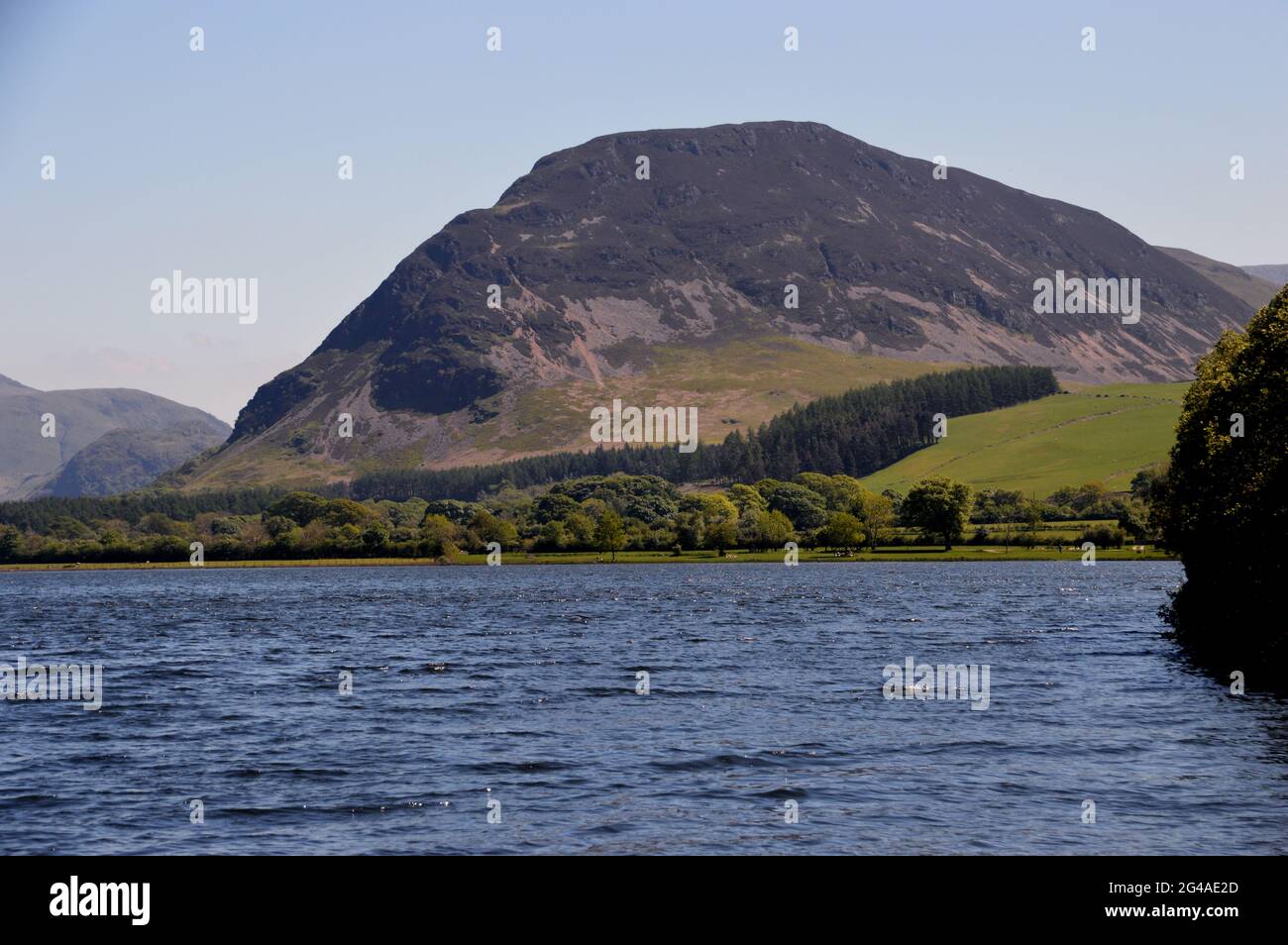 Der Wainwright Mellbreak mit dem Loweswater Lake aus Holme Wood im Lake District National Park, Cumbria, England, Großbritannien. Stockfoto