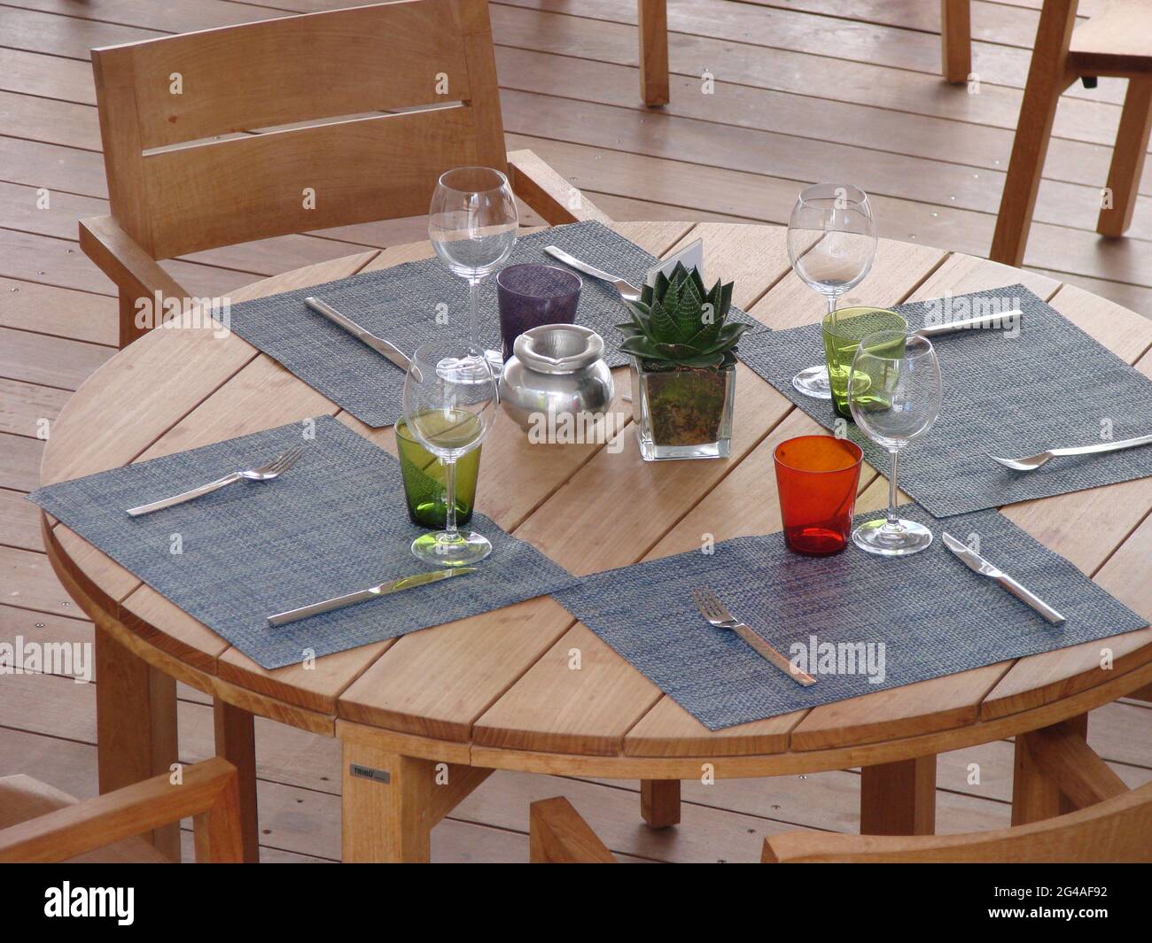 Eine hochwinkelige Aufnahme eines Restauranttisches für vier Personen mit gesetzten Gläsern und Pads Stockfoto
