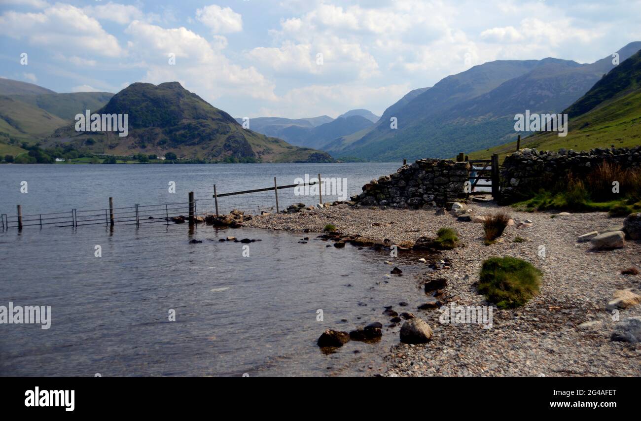 Die Wainwright Rannerdale Knotts from the Shores of Crummock Water im Lake District National Park, Cumbria, England, Großbritannien. Stockfoto