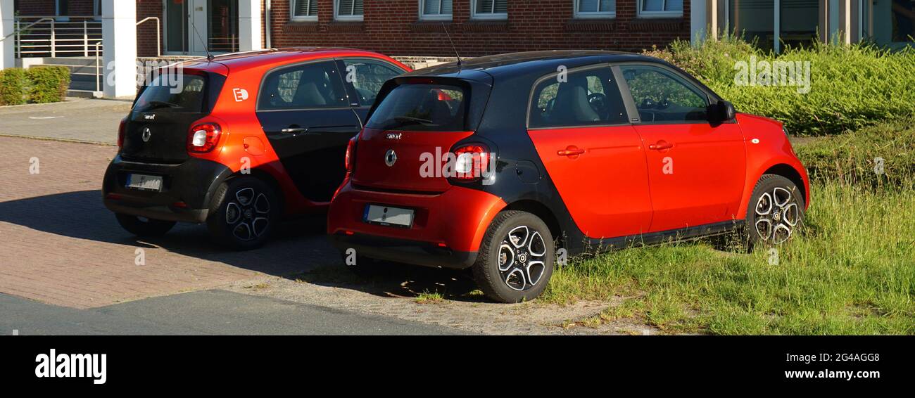 Neuenhaus, Niedersachsen, Deutschland - Juni 16 2021 zwei schwarz-rote Smart forfour Autos parkten nebeneinander. Sie sind beide in der zweiten Generation. Stockfoto