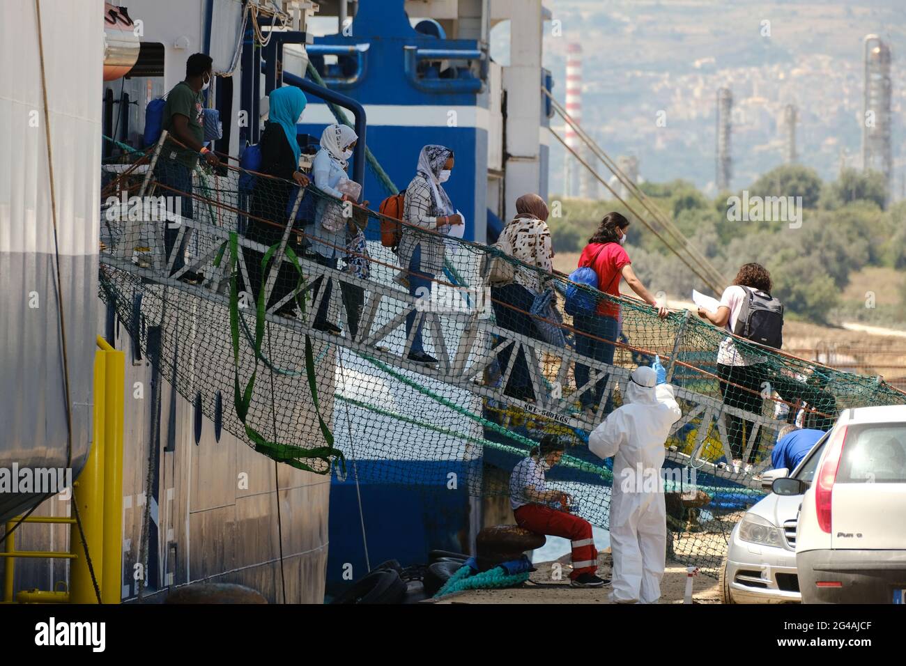 AUGUSTA, SIZILIEN, ITALIEN – 18. JUNI: 415 Migranten, die von Geo Barents Schiff der Ärzte ohne Grenzen gerettet wurden, kamen am 2021 in Augusta zur Ausschiffung in Sizilien an. „in weniger als 48 Stunden wurden sieben Rettungen durchgeführt und 410 Personen vor dem Ertrinken gerettet“, twitterte die humanitäre Organisation Ärzte ohne Grenzen (MSF) am Samstag, den 12. Juni. Unter den Geretteten sind Frauen und Kinder.die Geo Barents ist das größte Such- und Rettungsschiff der sechs, mit denen die NGO bisher zusammengearbeitet hat. Es hat eine Kapazität für 300 Personen und trägt eine Tonne Medikamente, 1,200 Decken und 12.5 Tonnen Lebensmittel. Stockfoto