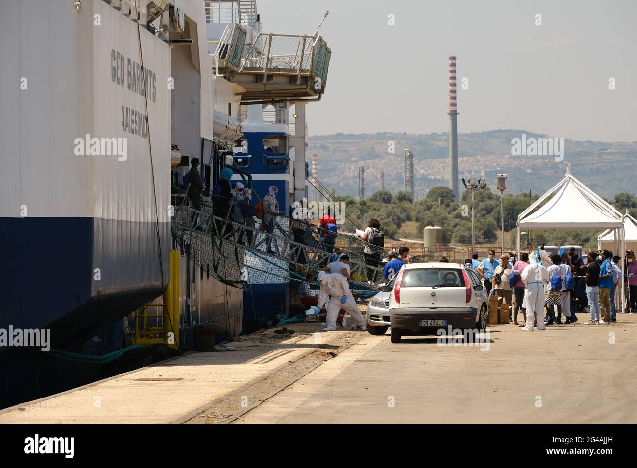 AUGUSTA, SIZILIEN, ITALIEN – 18. JUNI: 415 Migranten, die von Geo Barents Schiff der Ärzte ohne Grenzen gerettet wurden, kamen am 2021 in Augusta zur Ausschiffung in Sizilien an. „in weniger als 48 Stunden wurden sieben Rettungen durchgeführt und 410 Personen vor dem Ertrinken gerettet“, twitterte die humanitäre Organisation Ärzte ohne Grenzen (MSF) am Samstag, den 12. Juni. Unter den Geretteten sind Frauen und Kinder.die Geo Barents ist das größte Such- und Rettungsschiff der sechs, mit denen die NGO bisher zusammengearbeitet hat. Es hat eine Kapazität für 300 Personen und trägt eine Tonne Medikamente, 1,200 Decken und 12.5 Tonnen Lebensmittel. Stockfoto