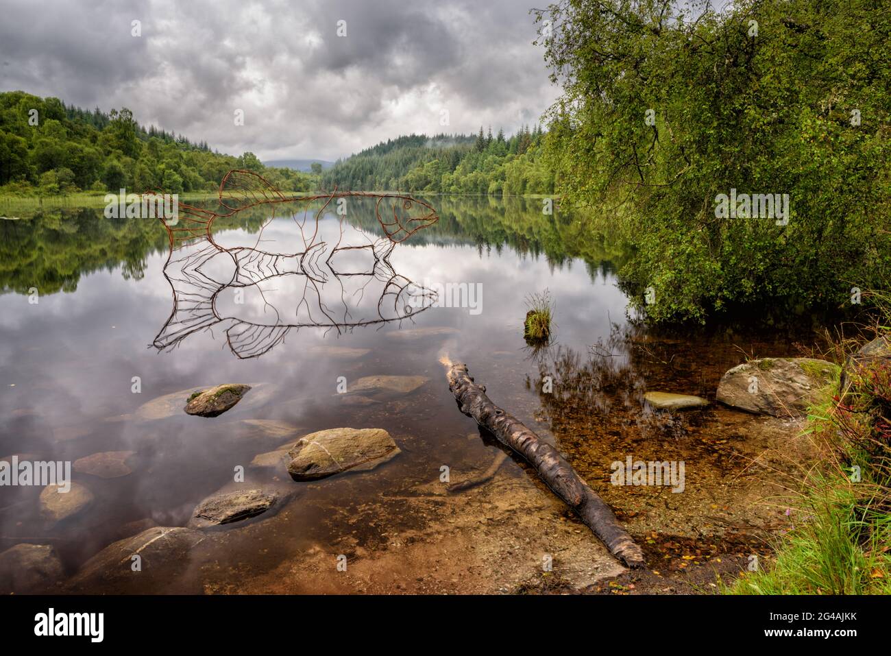 The 'Pike' eine Skulptur von Rob Mulholland, die an einem bewölkten Sommertag im August in Loch Spling, Loch ARD Forest, Western Highlands, Schottland, liegt. Stockfoto