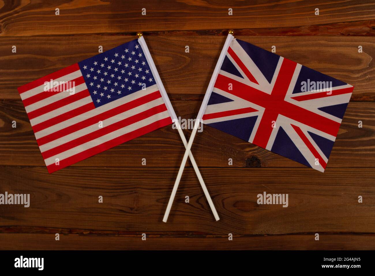 Die Flagge der USA und die Flagge Großbritanniens kreuzten sich. USA gegen Großbritannien. Das Bild veranschaulicht die Beziehung zwischen den Ländern. Photogr Stockfoto