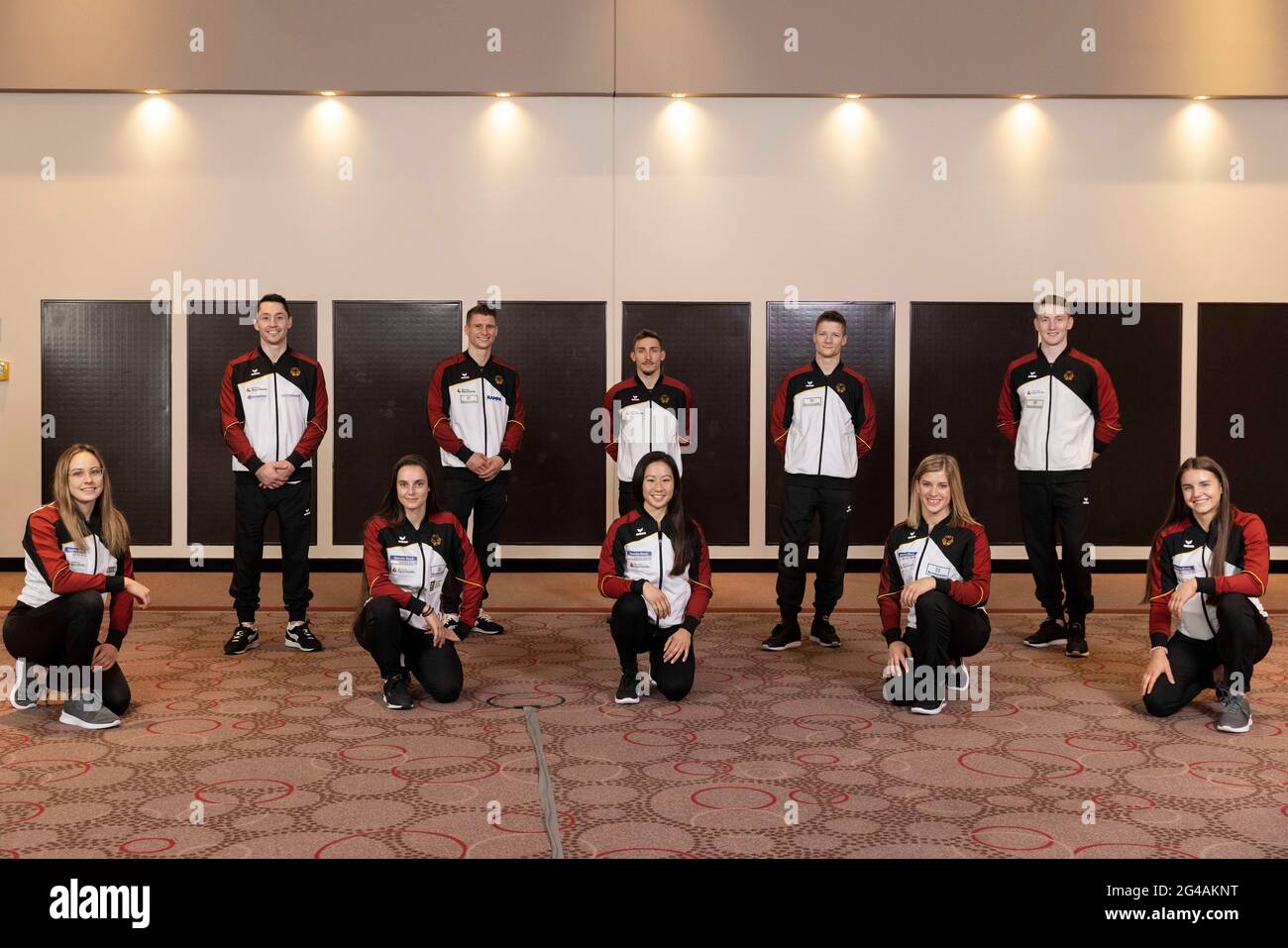 13. Juni 2021, Bayern, München: Gymnastik: Olympia-Nominierung Turnteam Deutschland: Sarah Voss (l-r), Andreas Toba, Pauline Schäfer, Lukas Dauser, Kim Bui, Nick Klessing, Philipp Herder, Elisabeth Seitz, Nils Dunkel und Emelie Petz nach der Olympia-Nominierung in München. Foto: Tom Weller/dpa Stockfoto