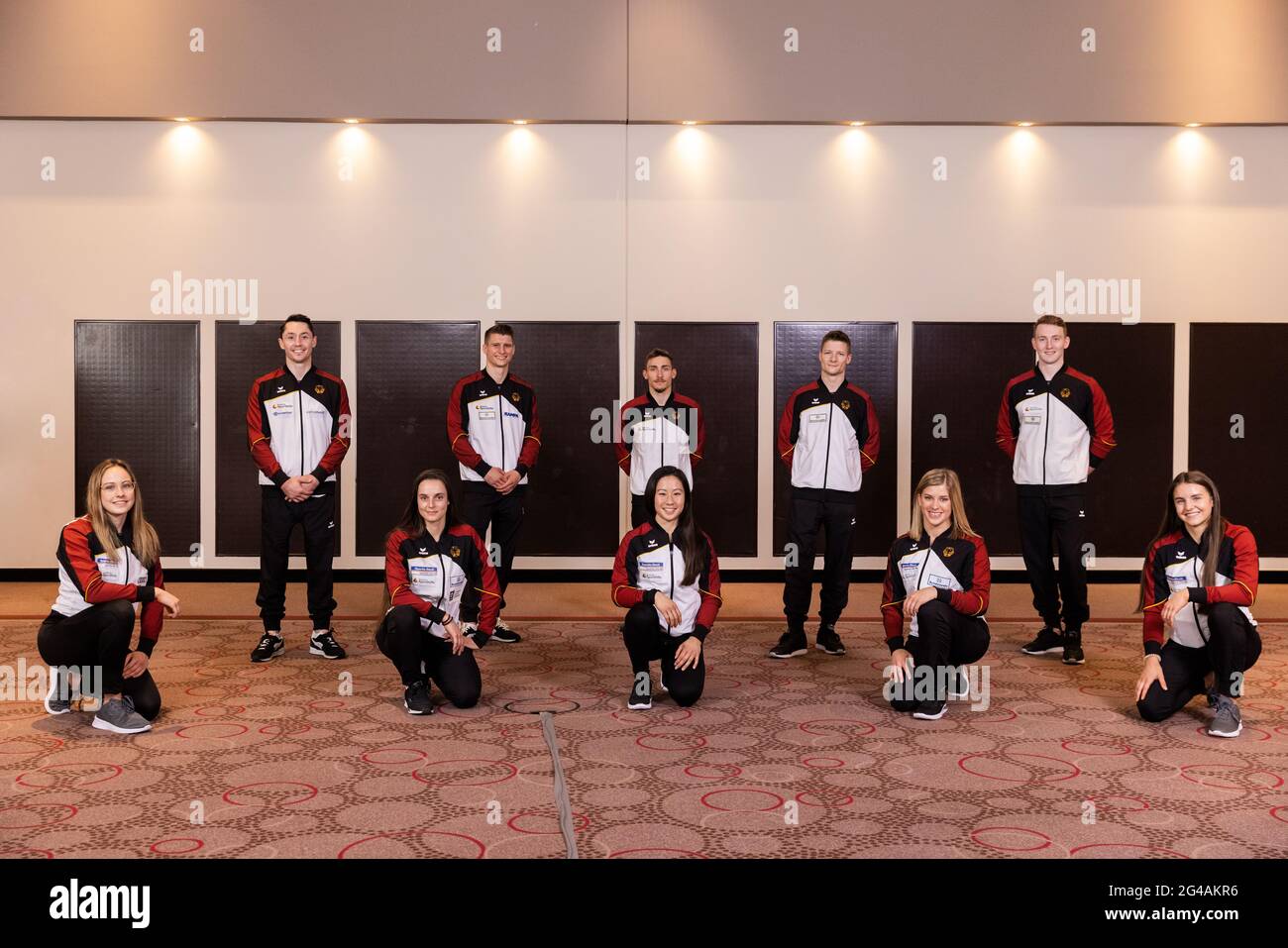 13. Juni 2021, Bayern, München: Gymnastik: Olympia-Nominierung Turnteam Deutschland: Sarah Voss (l-r), Andreas Toba, Pauline Schäfer, Lukas Dauser, Kim Bui, Nick Klessing, Philipp Herder, Elisabeth Seitz, Nils Dunkel und Emelie Petz nach der Olympia-Nominierung in München. Foto: Tom Weller/dpa Stockfoto