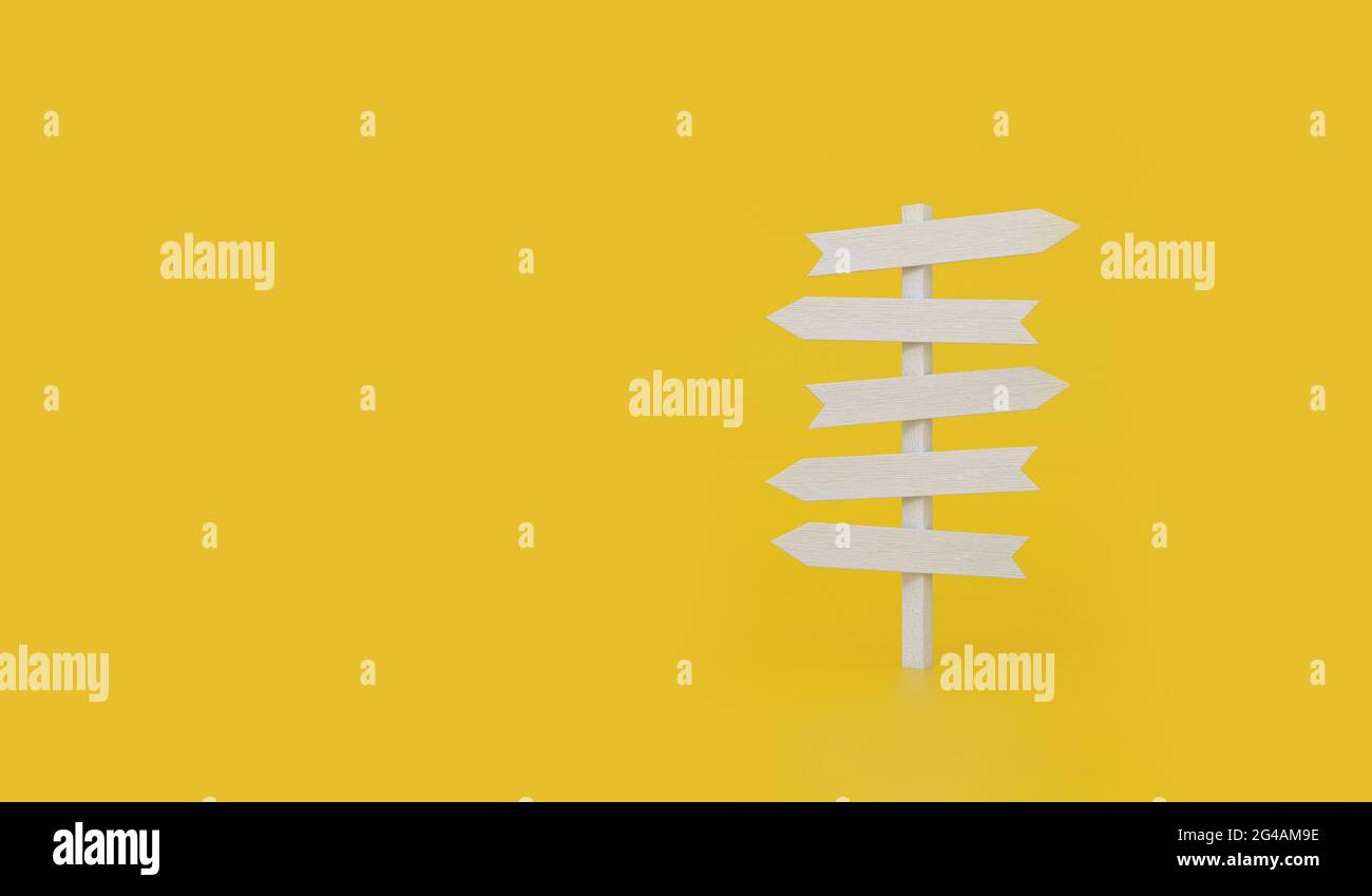 Weiße Schilder, die auf gelben Hintergrund in verschiedene Richtungen zeigen. 3d-Rendering. Stockfoto