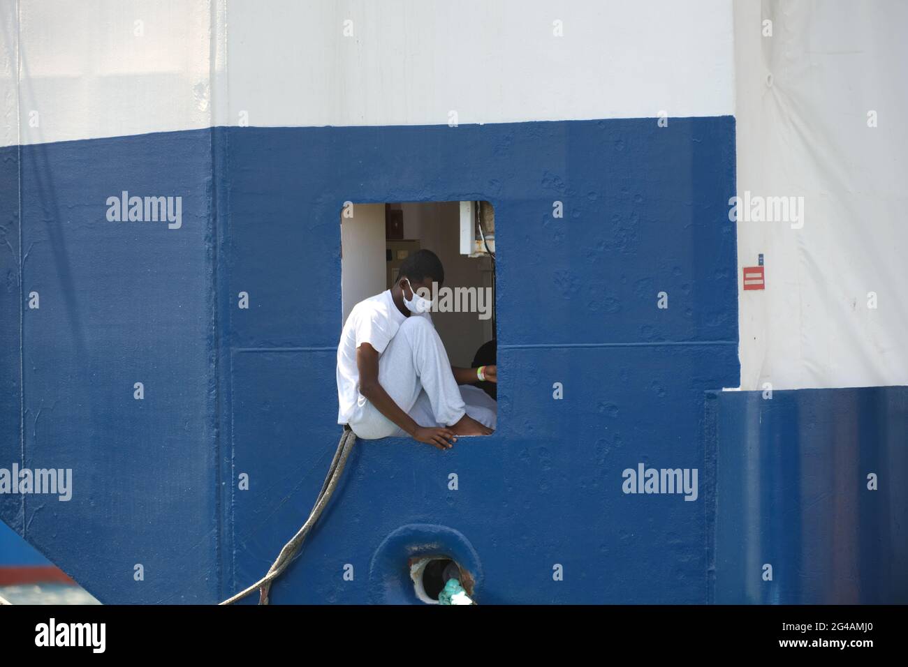 AUGUSTA, SIZILIEN, ITALIEN – 18. JUNI: 415 Migranten, die von Geo Barents Schiff der Ärzte ohne Grenzen gerettet wurden, kamen am 2021 in Augusta zur Ausschiffung in Sizilien an. „in weniger als 48 Stunden wurden sieben Rettungen durchgeführt und 410 Personen vor dem Ertrinken gerettet“, twitterte die humanitäre Organisation Ärzte ohne Grenzen (MSF) am Samstag, den 12. Juni. Unter den Geretteten sind Frauen und Kinder.die Geo Barents ist das größte Such- und Rettungsschiff der sechs, mit denen die NGO bisher zusammengearbeitet hat. Es hat eine Kapazität für 300 Personen und trägt eine Tonne Medikamente, 1,200 Decken und 12.5 Tonnen Lebensmittel. Stockfoto