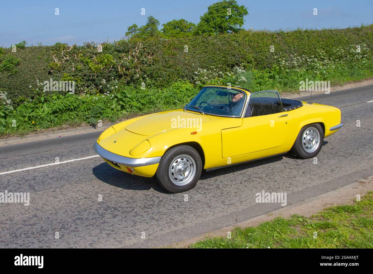 1970 gelbes Lotus 5-Gang-Cabrio mit Schaltgetriebe, 1558 ccm Benziner-Sportwagen auf dem Weg zur Capesthorne Hall Classic Car Show im Mai, Ceshire, Großbritannien Stockfoto