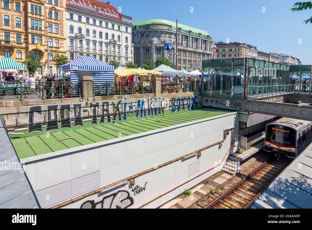 Wien, Wien: U-Bahn am Bahnhof Kettenbrückengasse, Flohmarkt am Naschmarkt 05. Margareten, Wien, Österreich Stockfoto