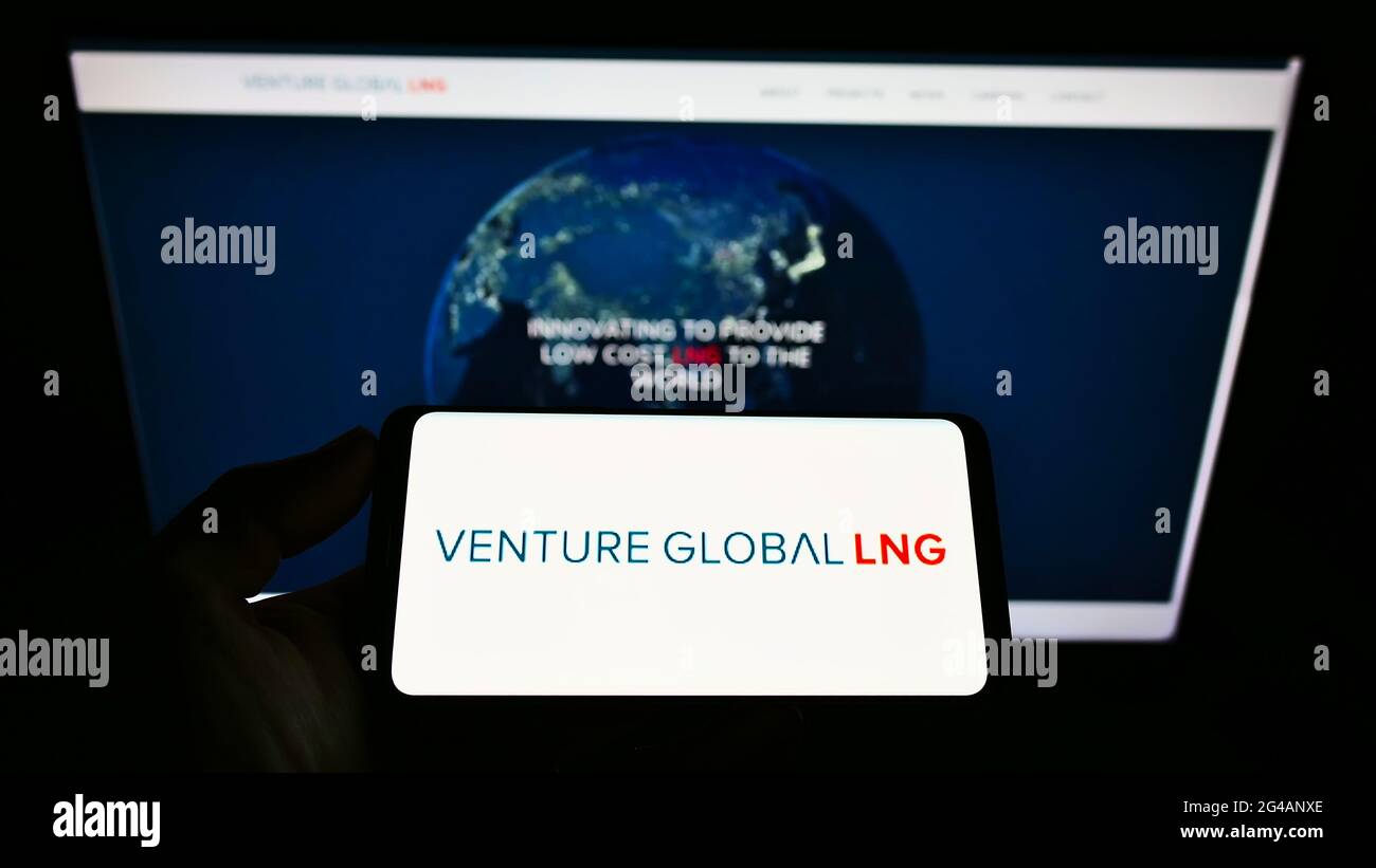 Person, die das Smartphone mit dem Logo des US-amerikanischen Erdgasunternehmens Venture Global LNG Inc. Auf dem Bildschirm vor der Website hält. Konzentrieren Sie sich auf die Telefonanzeige. Stockfoto