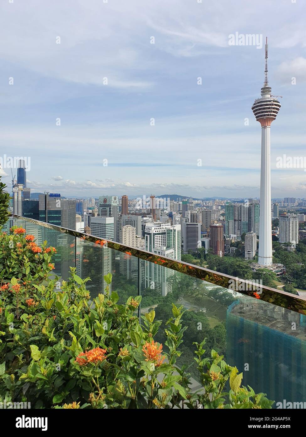 Blick auf den KL Tower und Kuala Lumpur City Stockfoto