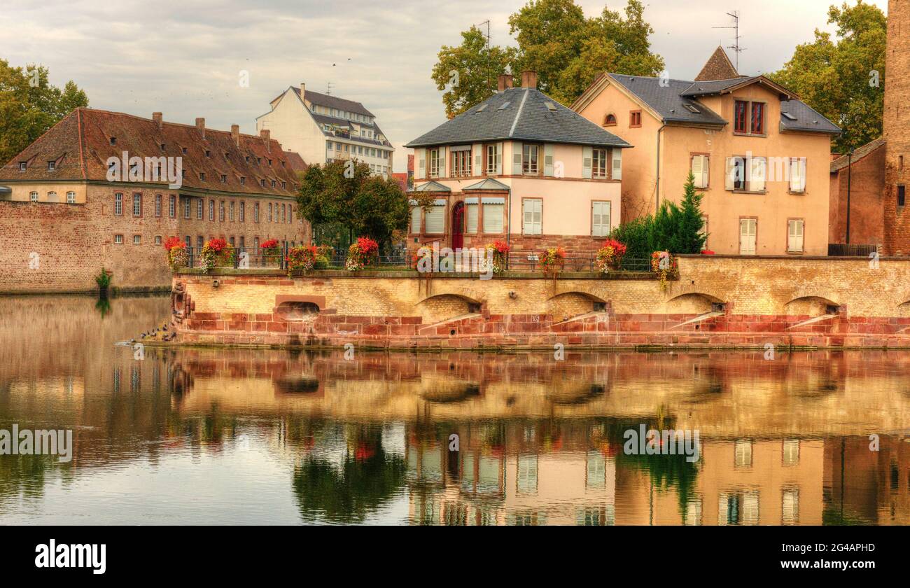 Blick auf Petite-France - Türme und Brücke in Straßburg, Frankreich Stockfoto