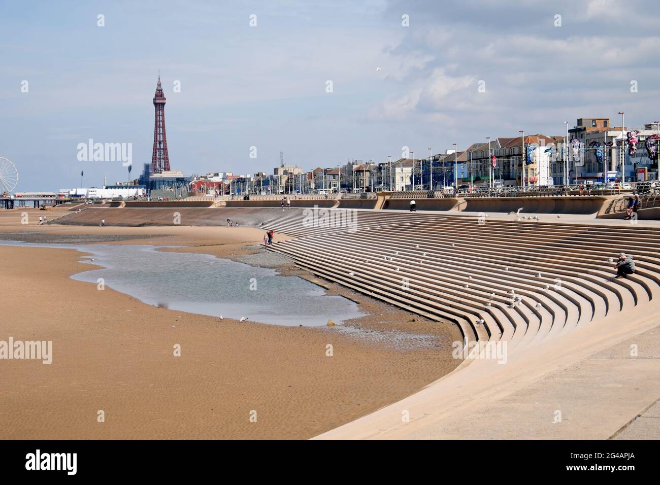 Geschwungene Treppen mit dem Blackpool Tower in the Distance an der Seafront bei Blackpool in Lancashire England Stockfoto