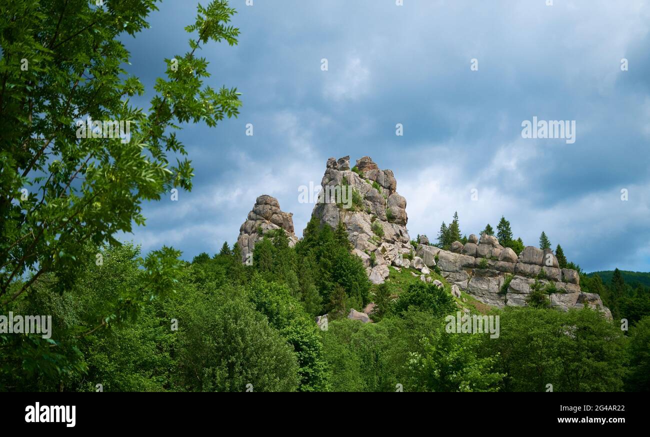 Berühmte mittelalterliche Ruinen der Tustan-Festung an den Klippen der Ukraine Stockfoto